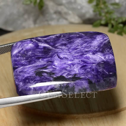 수다스러운 소용돌이를 가진 멍청한 Charoite