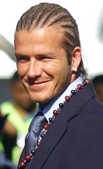Cornrows, 다이아몬드 후프 귀걸이 및 구슬 목걸이를 한 David Beckham