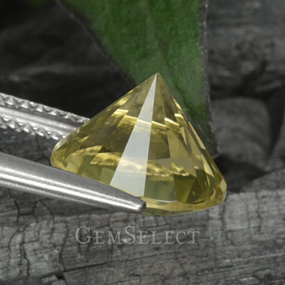 거들에 의해 유지되는 다이아몬드 컷 레몬 석영 보석