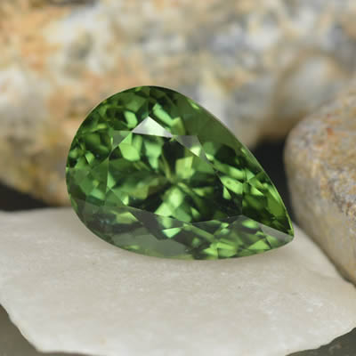 녹색 인회석 원석