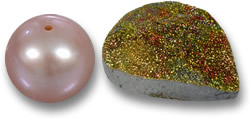 핑크 진주와 무지개 황철석 원석