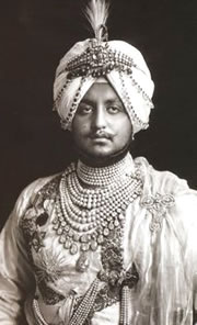 눈부신 다이아몬드와 진주를 착용한 Patiala의 Maharajah Bhupinder Singh