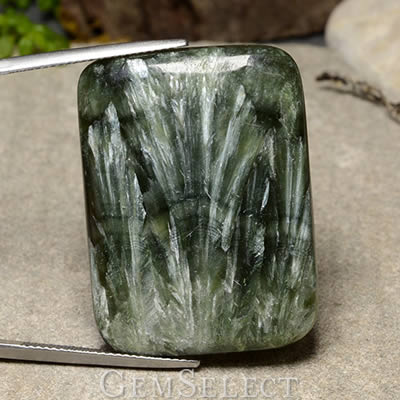 세라피나이트(Seraphinite): 진주빛, 유리질, 기름기 있거나 둔한 광택