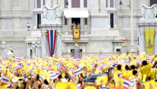 왕에게 경의를 표하기 위해 노란색 옷을 입은 태국 사람들