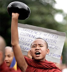 구호품을 거부하는 버마 승려들!