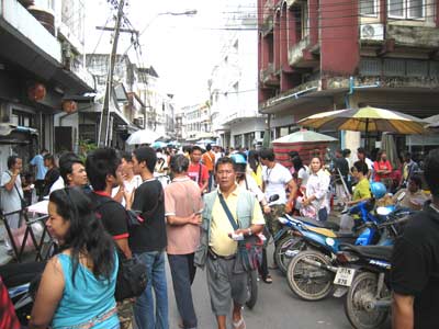 Chathaburi 보석 시장의 보석 딜러