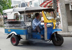 방콕의 툭툭 택시