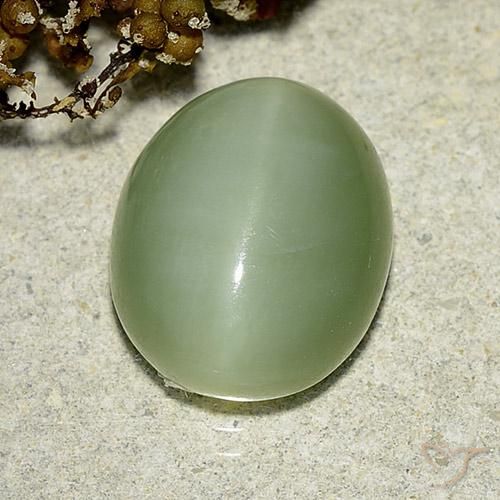 6.24ct 자연스러운 연한 초록색 액티노라이트 캣츠아이, 타원형, 투명한