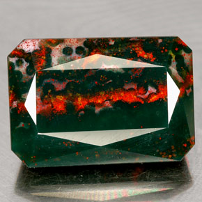 12.46캐럿 천연 점박이 그린 블러드스톤, 에메랄드 컷, 17.4×11.8 mm, 불투명체
