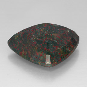 31.69캐럿 천연 더럽혀진 녹색 혈석, 일조, 불투명체