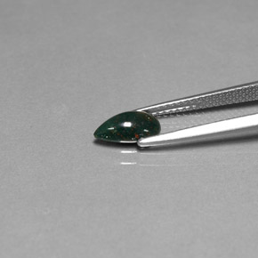 0.72캐럿 천연 점박이 그린 블러드스톤, 배 모양, 8.4×5.1 mm, 불투명체