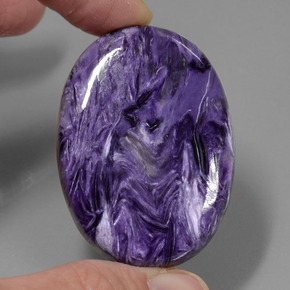 84.76캐럿 천연 바이올렛 차로아이트, 타원형 컷, 42.2×30.6 mm, 불투명체