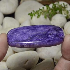 43.82캐럿 천연 인텐스 바이올렛 차로아이트, 쿠션 컷, 46.6×22.5 mm, 불투명체