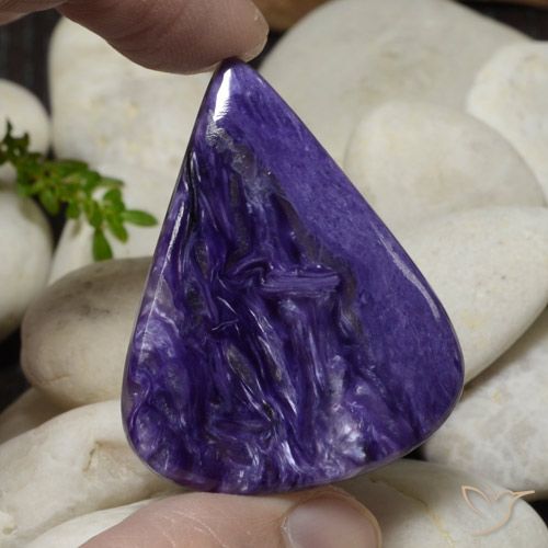44.12캐럿 천연 푸르스름한 바이올렛 차로아이트, 배 모양, 39.6×31.2 mm, 불투명체