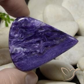 44.12캐럿 천연 푸르스름한 바이올렛 차로아이트, 배 모양, 39.6×31.2 mm, 불투명체