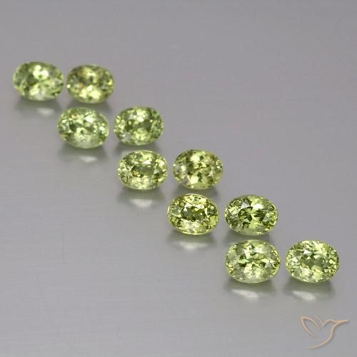 2.84ctw 자연스러운 Medium Light Green 디맨토이드 가넷, 타원형, VS