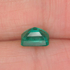 0.70캐럿 천연 미디엄 딥 그린 에메랄드, 에메랄드 컷, 5.9×4.1 mm, SI-I1