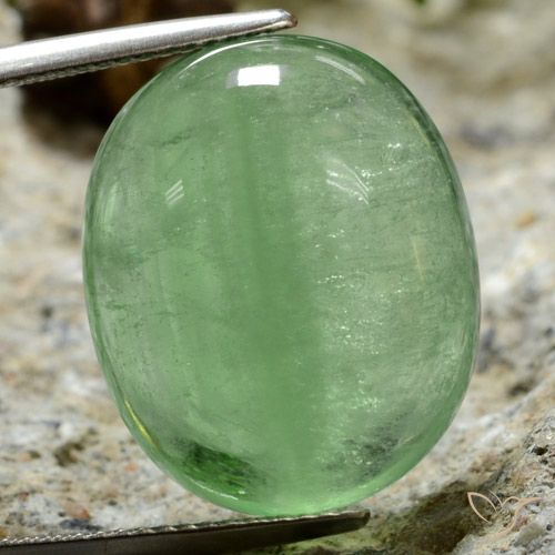 27.33ct 자연스러운 연한 초록색 형석, 타원형, 투명한