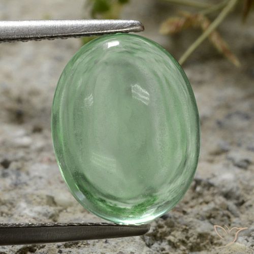 4.50ct 자연스러운 연한 초록색 형석, 타원형, 투명한