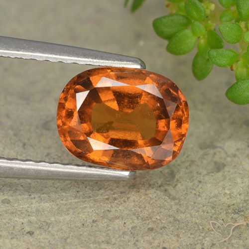 1.84ct 자연스러운 미디엄 다크 오렌지 헤소나이트 가넷, 타원형, VS