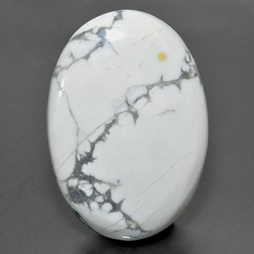 84.13캐럿 천연 여러 가지 빛깔의 흰색 하울라이트, 타원형 컷, 44×30.8 mm, 불투명체