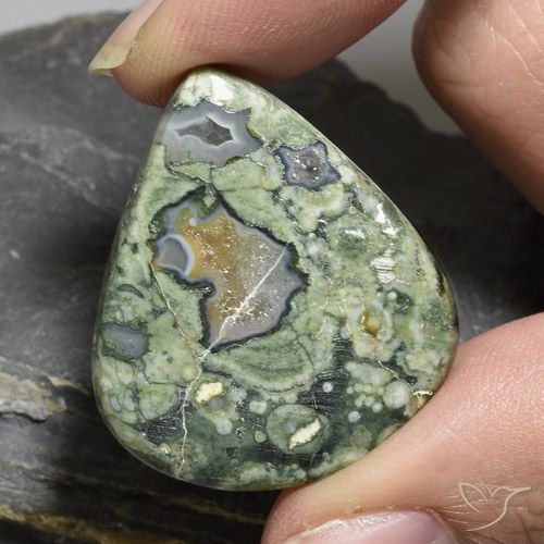 35.35ct 자연스러운 다색 벽옥, 배 모양, 불투명체