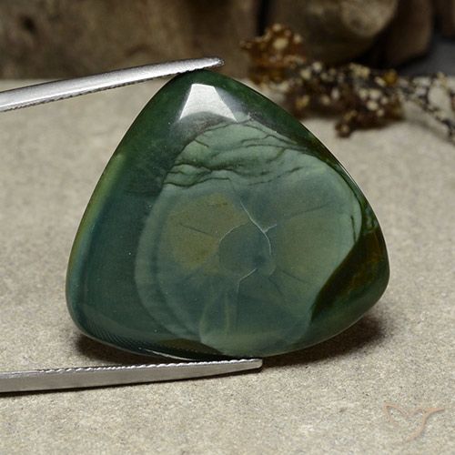 26.70ct 자연스러운 다색 벽옥, 배 모양, 불투명체