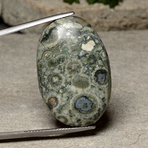 28.65ct 자연스러운 다색 벽옥, 타원형, 불투명체