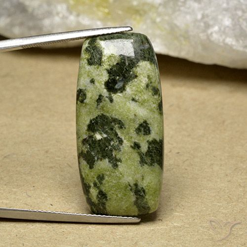 26.48ct 자연스러운 다색 벽옥, 방석, 불투명체