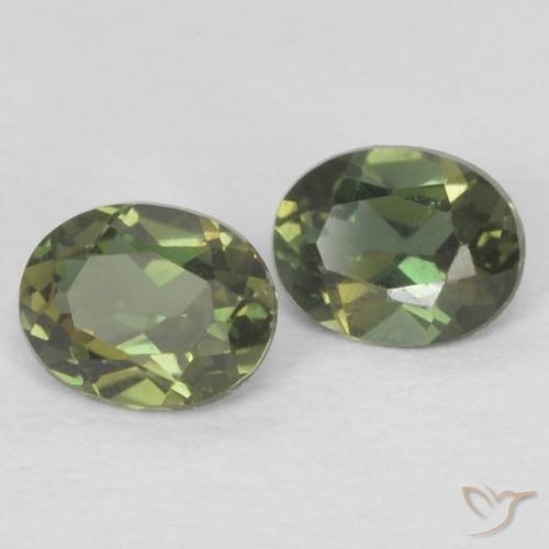 0.37ctw 자연스러운 Medium Dark-Green 코너루파인, 타원형, VS