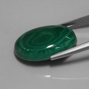 29.59캐럿 천연 여러 가지 빛깔의 녹색 말라카이트, 타원형 컷, 23.4×17.2 mm, 불투명체