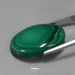 47.62캐럿 천연 여러 가지 빛깔의 녹색 말라카이트, 타원형 컷, 28.6×20.9 mm, 불투명체