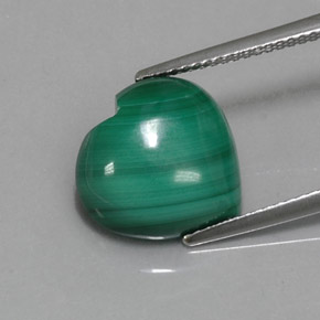 7.84캐럿 천연 여러 가지 빛깔의 녹색 말라카이트, 하트 모양, 13×12.7 mm, 불투명체