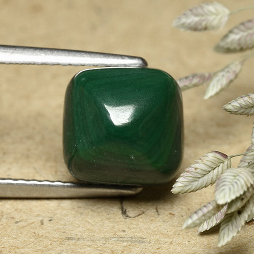 6.32캐럿 천연 미디엄 그린 말라카이트, 쿠션 컷, 8.4×8.1 mm, 불투명체