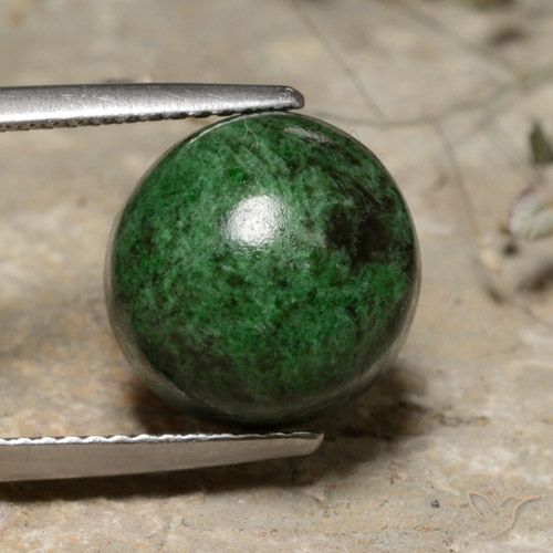 8.65ct 자연스러운 짙은 녹색 앉아-앉아, 둥근, 불투명체
