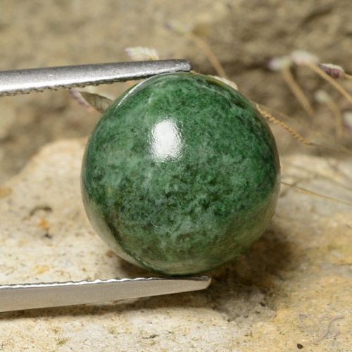 10.02ct 자연스러운 옅은 소나무 녹색 앉아-앉아, 둥근, 불투명체
