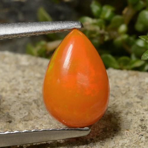 0.91ct 자연스러운 붉은 오렌지 오팔, 배 모양, 투명한