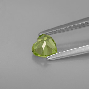 0.56캐럿 천연 생기 있는 그린 페리도트, 하트 모양, 5.1×4.9 mm, VS