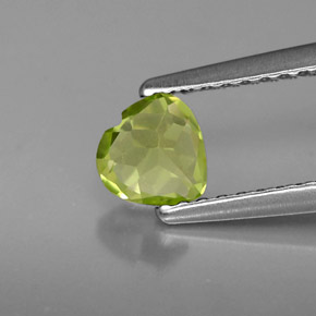 0.57캐럿 천연 생기 있는 그린 페리도트, 하트 모양, 5.1×5 mm, VS