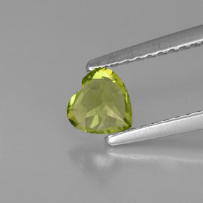 0.49캐럿 천연 생기 있는 그린 페리도트, 하트 모양, 4.9×5 mm, VS