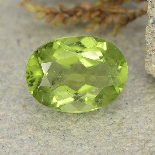 1.39ct 자연스러운 미디엄 그린 감람석, 타원형, VS