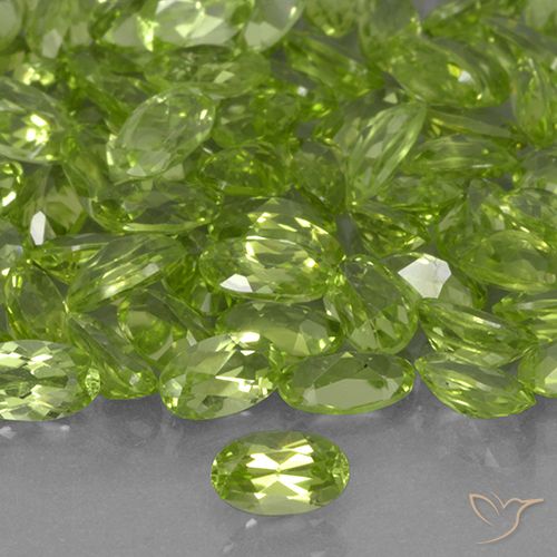 0.24ct 자연스러운 활기찬 녹색 감람석, 타원형, VVS-VS