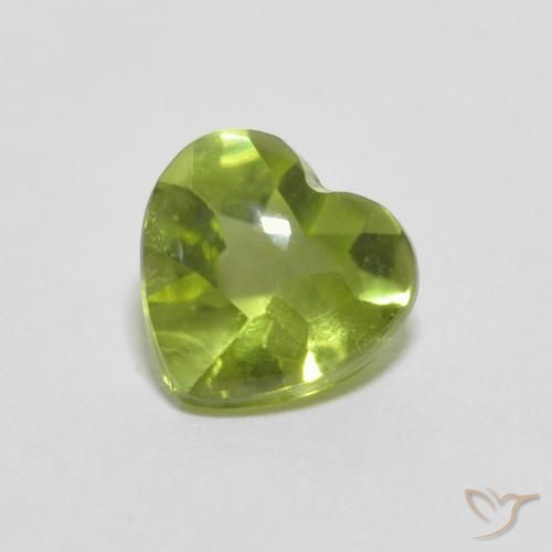 0.84ct 자연스러운 활기찬 녹색 감람석, 마음, 투명한