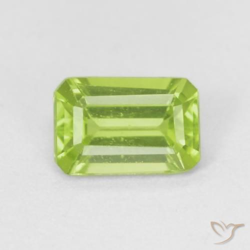 0.60ct 자연스러운 활기찬 녹색 감람석, 에메랄드 컷, VVS