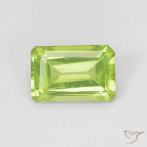 0.60ct 자연스러운 라이트 라이블리 그린 감람석, 에메랄드 컷, VS