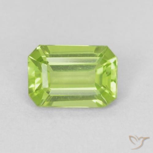 0.59ct 자연스러운 미디엄 그린 감람석, 에메랄드 컷, VVS