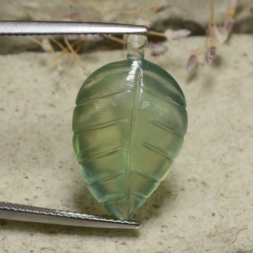 13.70ct 자연스러운 옅은 흙빛 녹색 프레나이트, 플라워 컷, 투명한