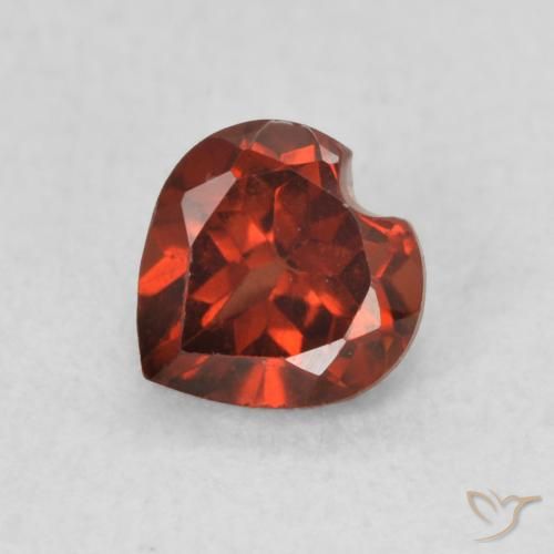 0.64ct 자연스러운 미디엄 레드 파이로프 석류석, 마음, VS