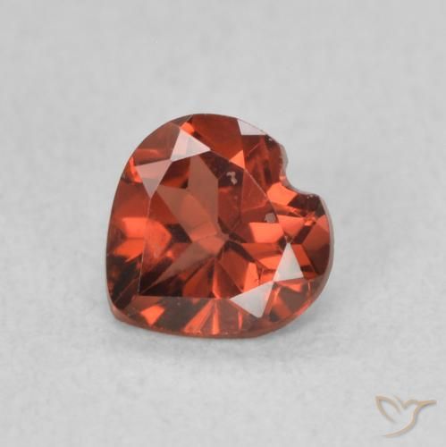 0.57ct 자연스러운 Medium Dark-Red 파이로프 석류석, 마음, VS