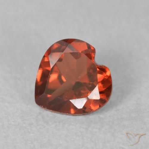 0.66ct 자연스러운 미디엄 레드 파이로프 석류석, 마음, VS